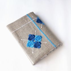 リネン  手刺繍のブックカバー  紫陽花    (A6/ 文庫本サイズ/青 ) 2枚目の画像