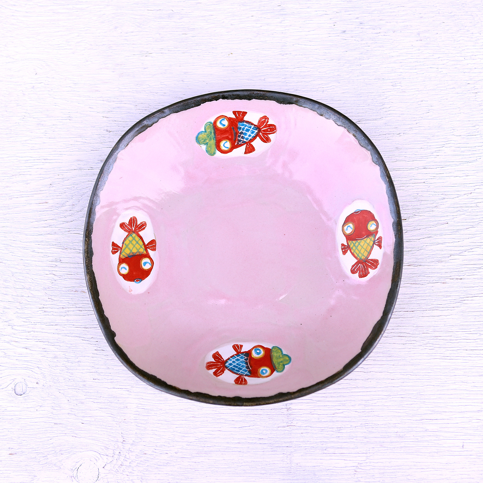 緑の帽子をかぶった赤い金魚とピンク釉の色絵四角皿