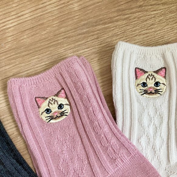 4足セット_毛並みまで感じる猫さん刺繍の靴下 ✩.*˚シャム系猫 ペクちゃん✩.*˚ 6枚目の画像