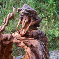 蜿蜿に光を貪る　チェーンソーアート彫刻作品　蛇　木彫り 5枚目の画像