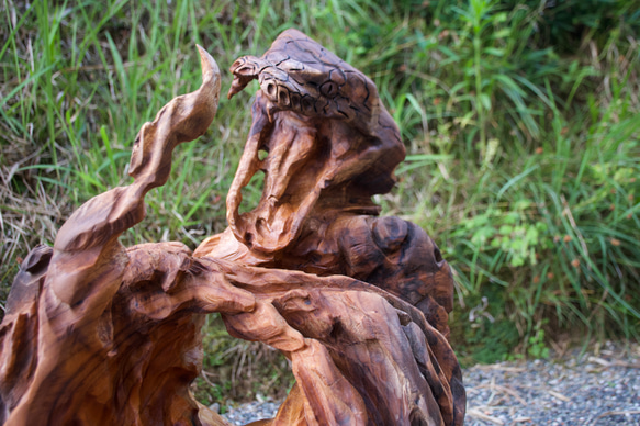 蜿蜿に光を貪る　チェーンソーアート彫刻作品　蛇　木彫り 5枚目の画像