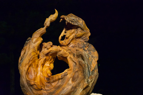 蜿蜿に光を貪る　チェーンソーアート彫刻作品　蛇　木彫り 1枚目の画像