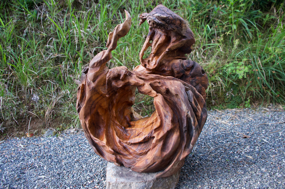 蜿蜿に光を貪る　チェーンソーアート彫刻作品　蛇　木彫り 3枚目の画像