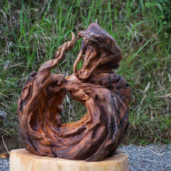 蜿蜿に光を貪る　チェーンソーアート彫刻作品　蛇　木彫り 2枚目の画像