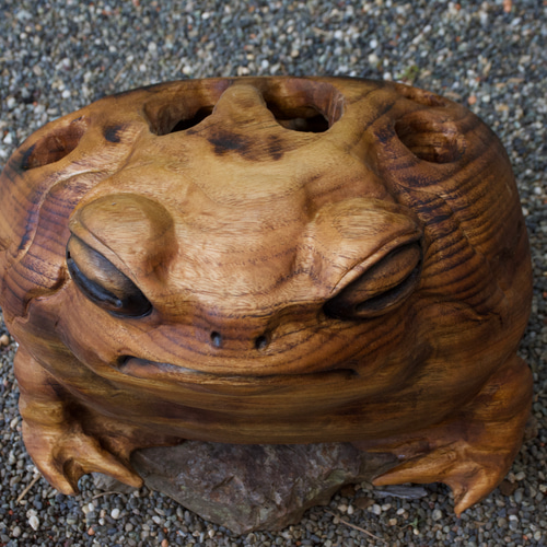 モクメフクラガエル チェーンソーアート彫刻作品 蛙 木彫り 彫刻