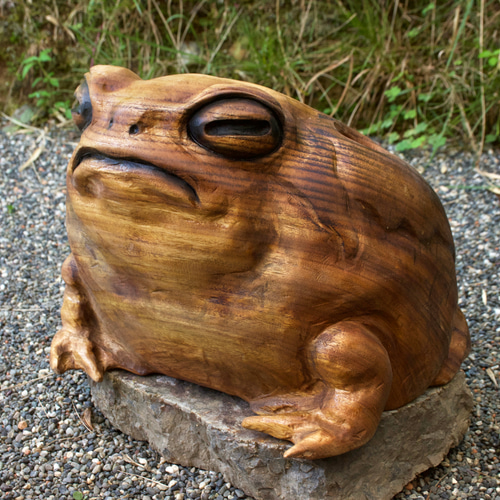 モクメフクラガエル チェーンソーアート彫刻作品 蛙 木彫り 彫刻