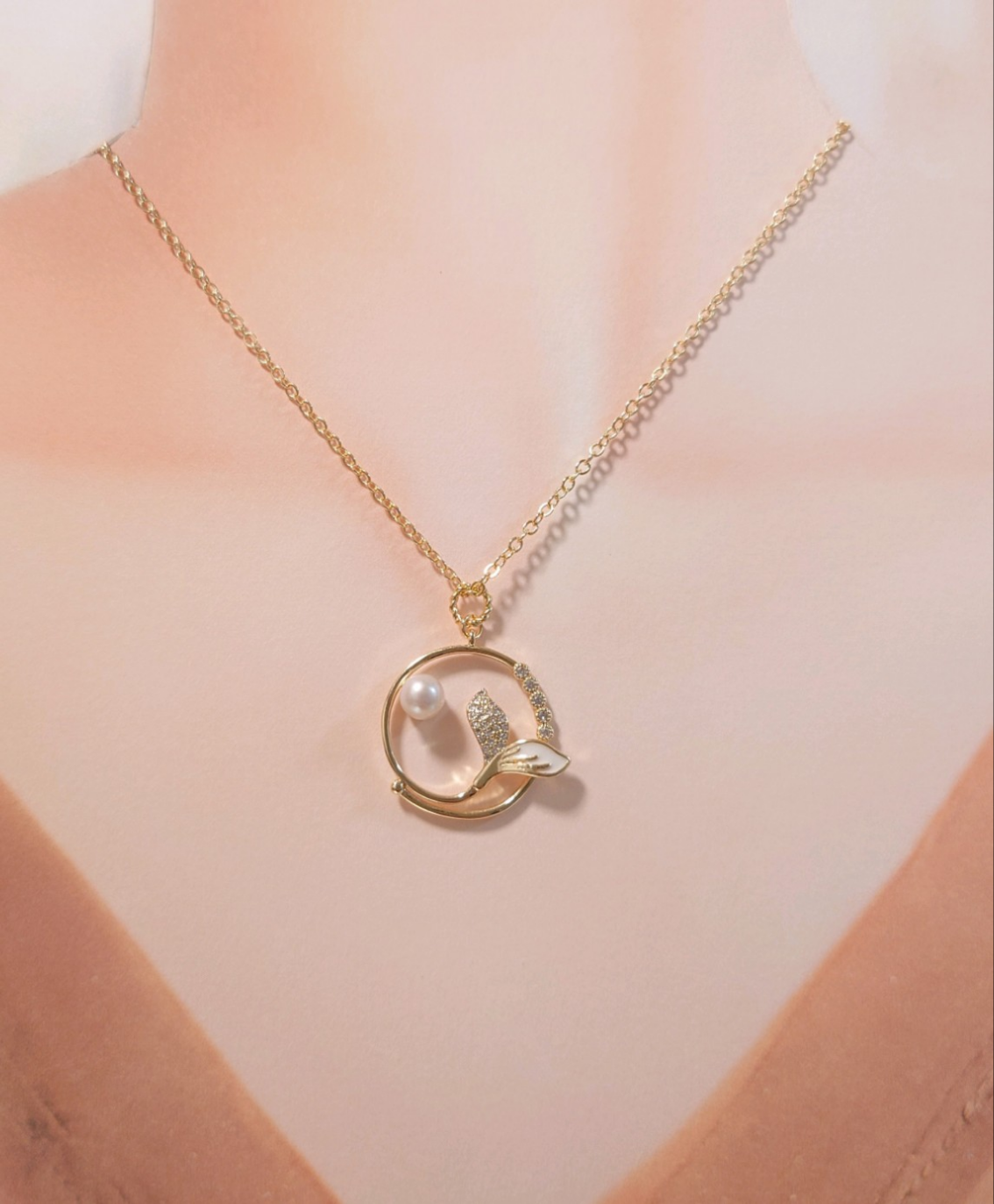 ☆14kgf☆淡水パールとキュービックジルコニアのホワイトホエールテールネックレス☆金属アレルギー対応