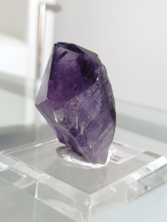 [式神包括]烏拉圭紫水晶原石[TEJb]底座，包括礦物固定黏土 第1張的照片