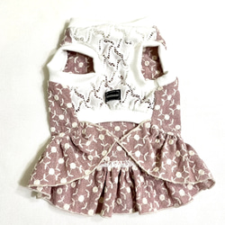 犬服　花柄刺繍のコットンワンピース（ナチュラルピンク系） 2枚目の画像