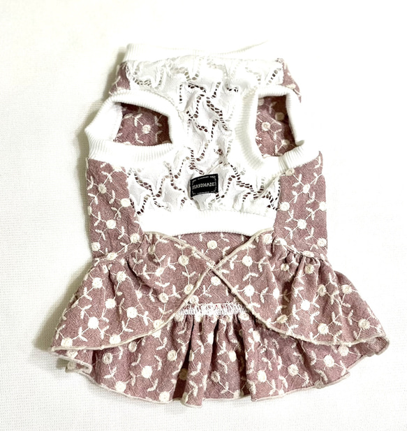 犬服　花柄刺繍のコットンワンピース（ナチュラルピンク系） 2枚目の画像