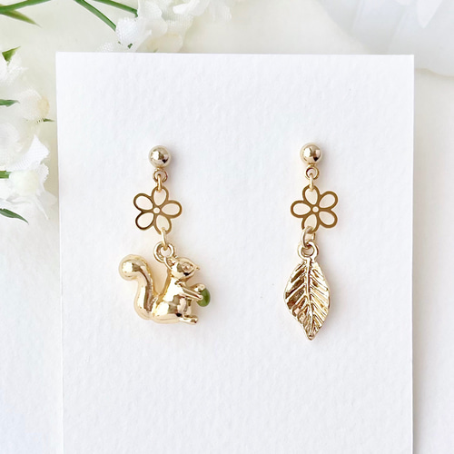 どんぐりを抱えたリスと花畑 ピアス／イヤリング ピアス（スタッド・一  