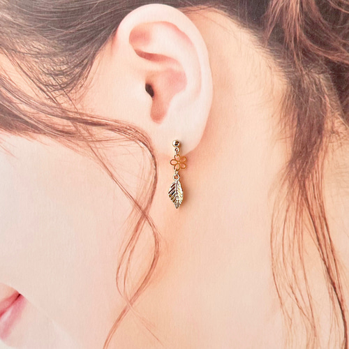 どんぐりを抱えたリスと花畑 ピアス／イヤリング ピアス（スタッド・一 