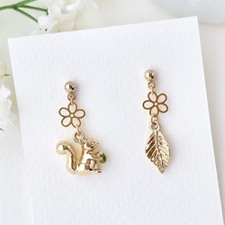 どんぐりを抱えたリスと花畑 ピアス／イヤリング ピアス（スタッド・一 
