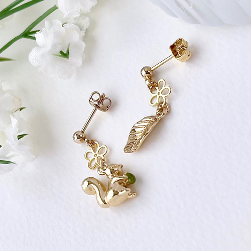 どんぐりを抱えたリスと花畑 ピアス／イヤリング ピアス（スタッド・一 