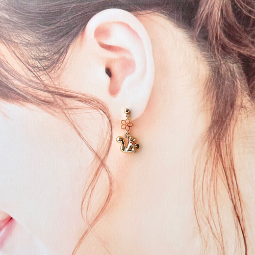 どんぐりを抱えたリスと花畑 ピアス／イヤリング ピアス（スタッド・一 
