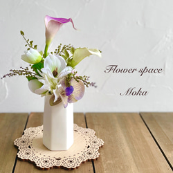 仏花 カラーとクリスマスローズのやわらかなアレンジ アーティ