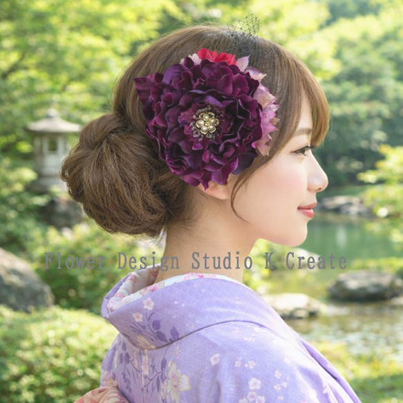 ダークパープルのピオニーとカーネーションのヘアクリップ ダンス 髪