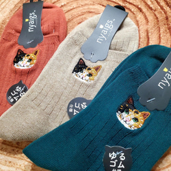 3色セット＿毛並みまで感じるリアル猫さん刺繍の靴下『三毛猫フク』 2枚目の画像