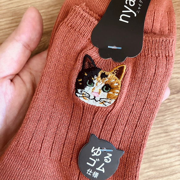 3色セット＿毛並みまで感じるリアル猫さん刺繍の靴下『三毛猫フク』 3枚目の画像