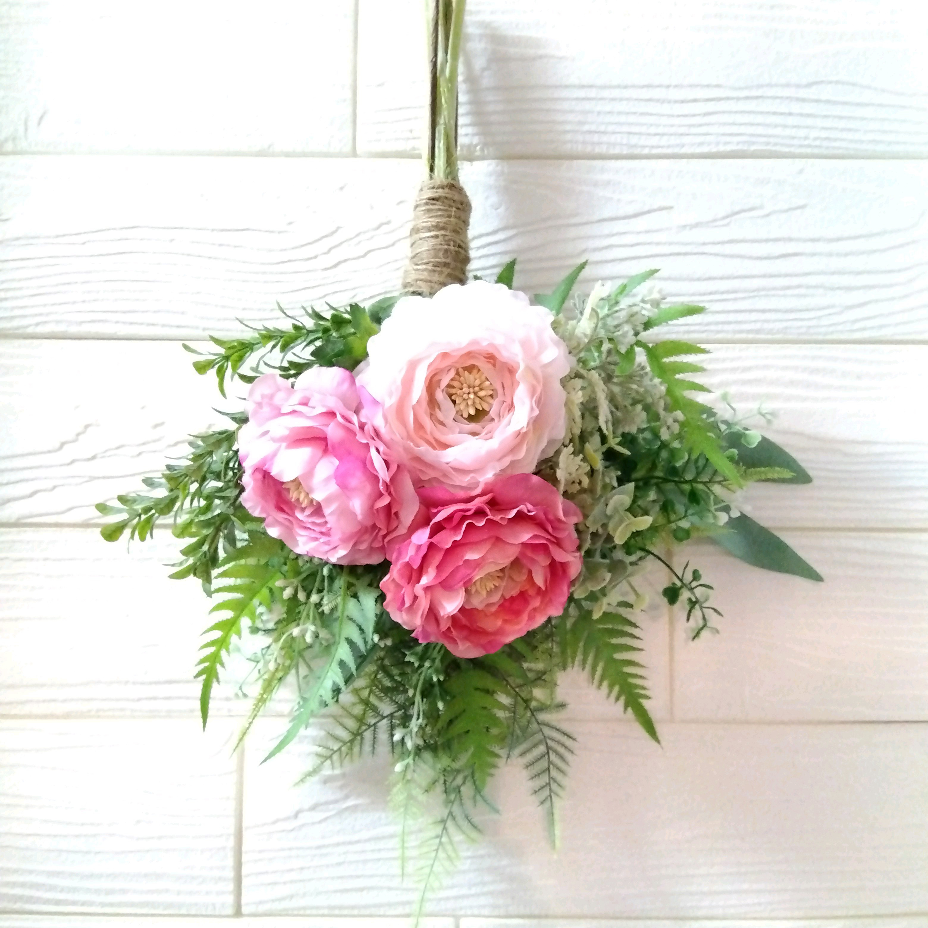 ラナンキュラス と グリーン の 爽やか スワッグ　ピンク