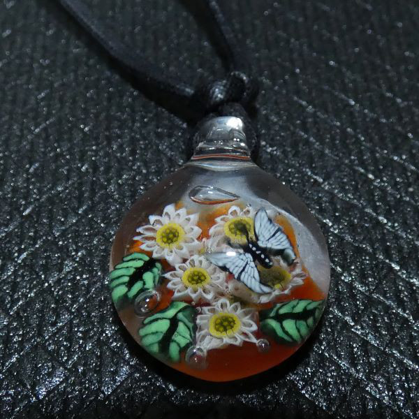 ひまわり咲く、蝶々ＮＯ.1（ガラス、とんぼ玉、ペンダント）