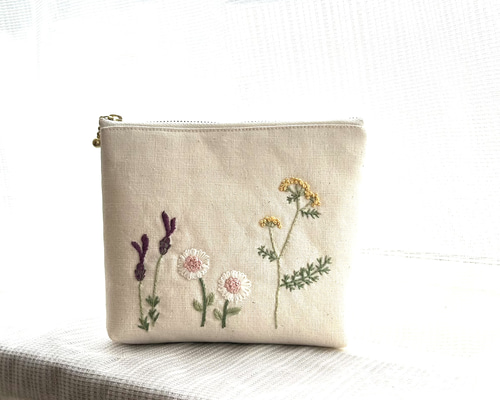 momo♡  ウエイト枠  刺繍イニシャルポーチ♡ イニシャルポーチ❤︎ | irodorikoubouumui's STORE