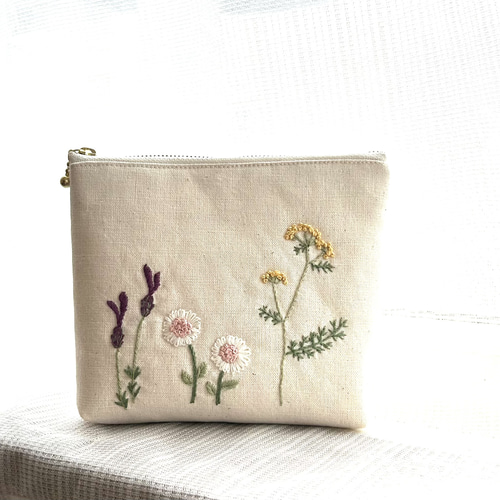 お花刺繍のポーチ ポーチ momo 通販 16016620|Creema(クリーマ) お花刺繍のポーチ ポーチ momo 通販 16016620|Creema(クリーマ)