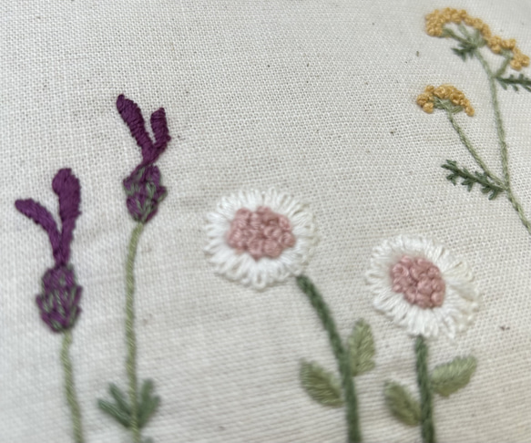 お花刺繍のポーチ 3枚目の画像