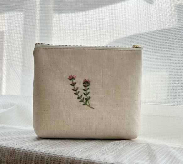 お花刺繍のポーチ 2枚目の画像