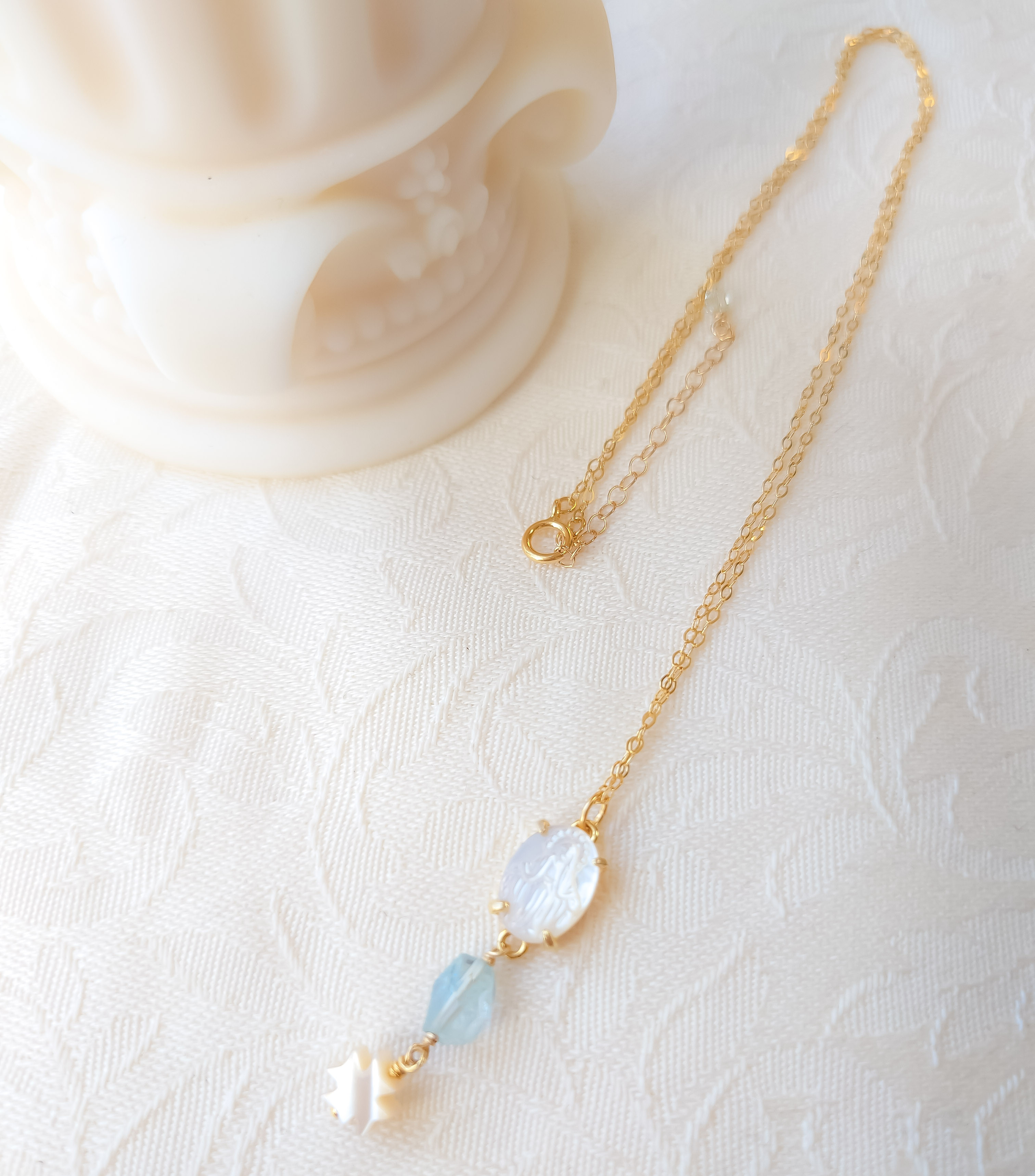 シェルのメダイ&アクアマリン Y字ネックレス 14金ゴールドフィルド