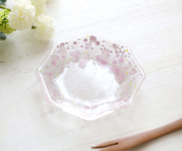 八角形の花柄皿 紫とクリーム色 陶楽1013 色絵牡丹変形