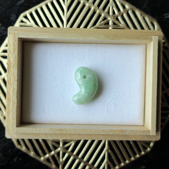 絲魚川翡翠勾玉-f 天然石BodhiTreeルース館的作品16016863｜Creema