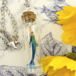 人魚の涙ネックレス（その1）妖精標本商会　小瓶の妖精　妖精アクセサリー　マーメイド　ネックレス　ペンダント　人魚 2枚目の画像