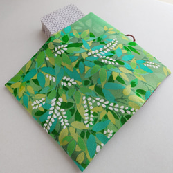 ピュアシルク　タロットポーチ　緑に白い花（レギュラーデッキ用）PKS014 3枚目の画像