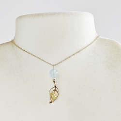 海の精の宝物 アクアマリンと蛙と葉っぱのネックレス（天然石/ゴールドカラー） 2枚目の画像