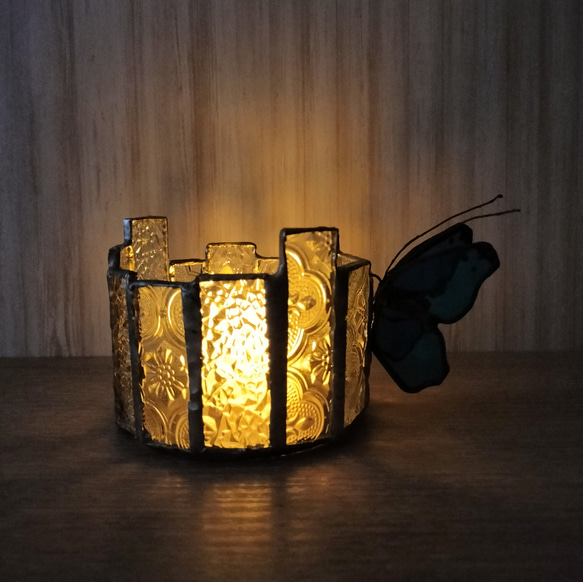ガラスの蝶つき昭和風ガラスを使ったステンドグラスの丸い器　キャンドルホルダー・キャディポット・花器・小物入れに 5枚目の画像