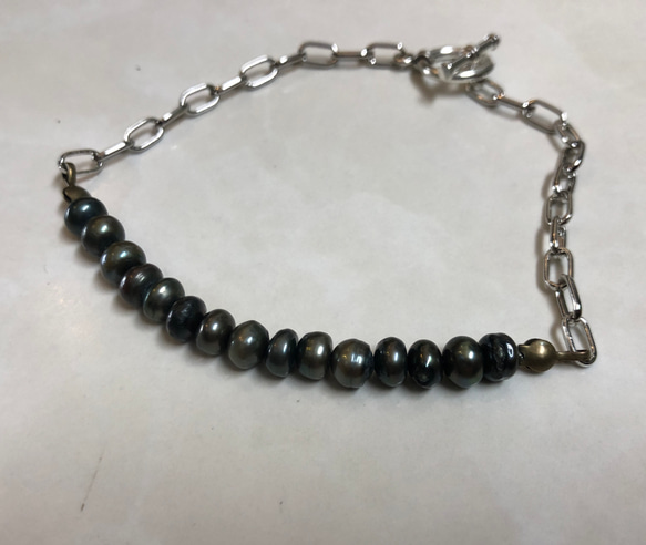 淡水真珠（濃いグレー）ブレスレット 1枚目の画像