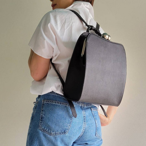 ☆受注制作☆大玉がま口のリュックMサイズ ブラック リュック・バック