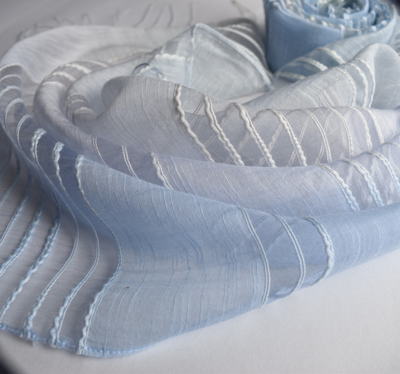 シルクとコットンの透かし織りストール「ヒヤシンスブルー～オーキッドミスト」 2枚目の画像