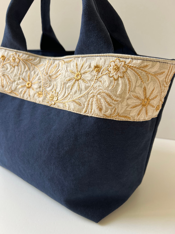 新色◇インド刺繍リボンとクッタリ帆布のトートバッグ◇ivorygold×navy 2枚目の画像