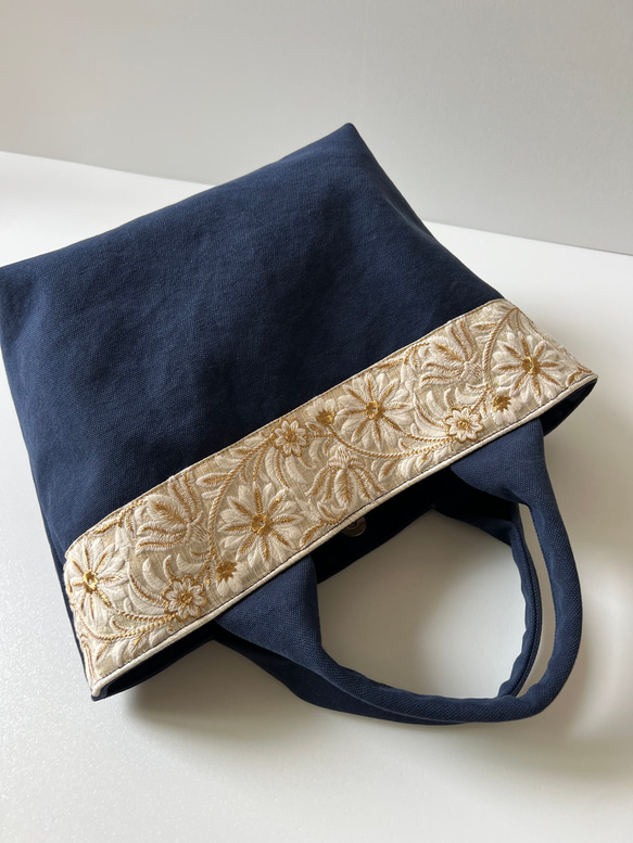 新色◇インド刺繍リボンとクッタリ帆布のトートバッグ◇ivorygold×navy 5枚目の画像