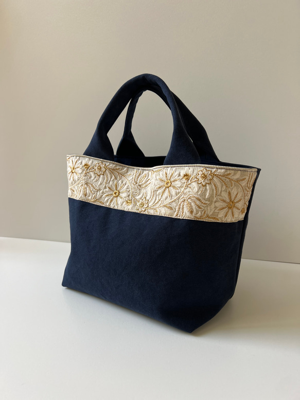 新色◇インド刺繍リボンとクッタリ帆布のトートバッグ◇ivorygold×navy 1枚目の画像