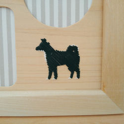 黒柴の木刺繍フォトフレーム　白靴下の黒柴犬と肉球 3枚目の画像