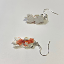 ミニ金魚（白赤）のパークイリングのピアスorイヤリング 3枚目の画像