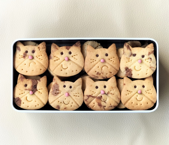 猫とディアマンクッキー缶 1枚目の画像