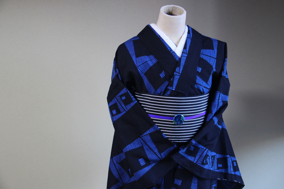 手染め型染浴衣　濃紺+青　染めのテキスタイルデザインがシックモダン　コシノジュンコ　お袖長めモアトールサイズ　裄70ｃｍ 12枚目の画像