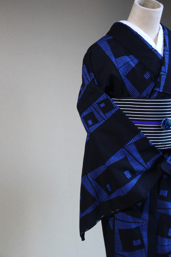 手染め型染浴衣　濃紺+青　染めのテキスタイルデザインがシックモダン　コシノジュンコ　お袖長めモアトールサイズ　裄70ｃｍ 3枚目の画像