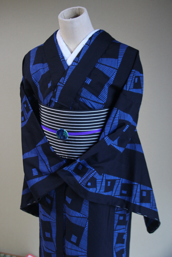 手染め型染浴衣　濃紺+青　染めのテキスタイルデザインがシックモダン　コシノジュンコ　お袖長めモアトールサイズ　裄70ｃｍ 5枚目の画像