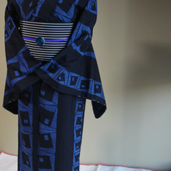 手染め型染浴衣　濃紺+青　染めのテキスタイルデザインがシックモダン　コシノジュンコ　お袖長めモアトールサイズ　裄70ｃｍ 6枚目の画像