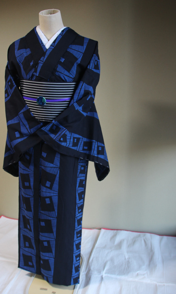 手染め型染浴衣　濃紺+青　染めのテキスタイルデザインがシックモダン　コシノジュンコ　お袖長めモアトールサイズ　裄70ｃｍ 6枚目の画像